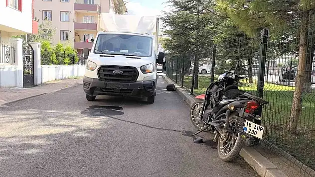 Kamyonetle çarpışan motosiklet sürücüsü ağır yaralandı