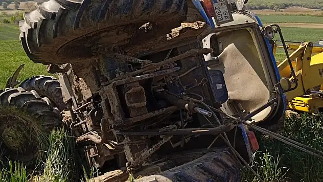 Köy çıkışındaki yokuşta devrilen traktörün sürücüsü hayatını kaybetti