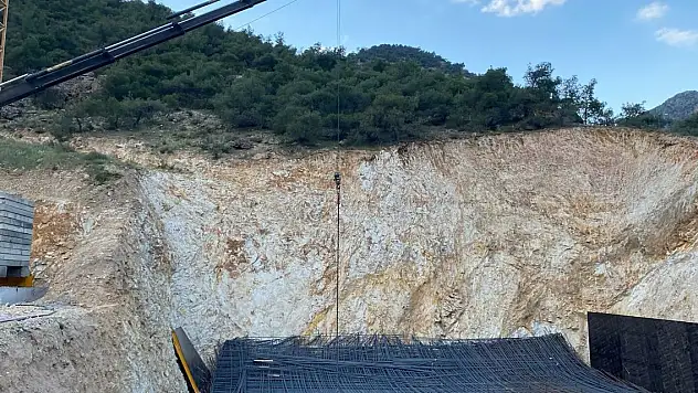 Viyadük inşaatında demir çöktü: 9 yaralı