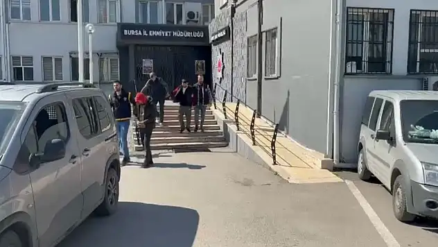 3 motosiklet çaldılar, 4'üncüyü çalarken suçüstü yakalandılar