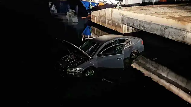 Otomobil denize düştü