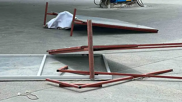 Uçan panolar vatandaşın üzerine düştü