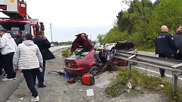 Otomobil bariyerlere saplandı