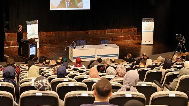 NEÜ'de insanlık ve din konuşuldu