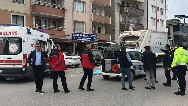 Çöp kamyonunun altında kalan yaya öldü