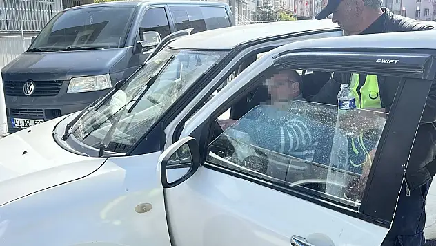 2042'ye kadar ehliyetine el konulan sürücü, otomobiliyle park halindeki halk otobüsüne çarptı