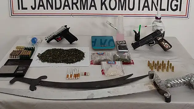 Konya'da jandarmadan ev ve iş yerlerine eş zamanlı operasyon