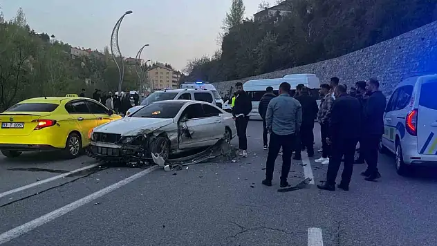 Otomobil ile minibüs kafa kafaya çarpıştı: 8 yaralı