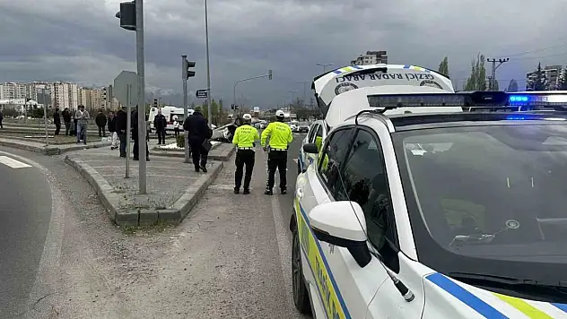 Belediye otobüsü ile otomobil çarpıştı: 9 yaralı