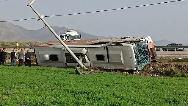 Yolcu otobüsü devrildi: 28 yaralı