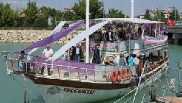 Göl ortasında mutluluğa 'evet' dediler