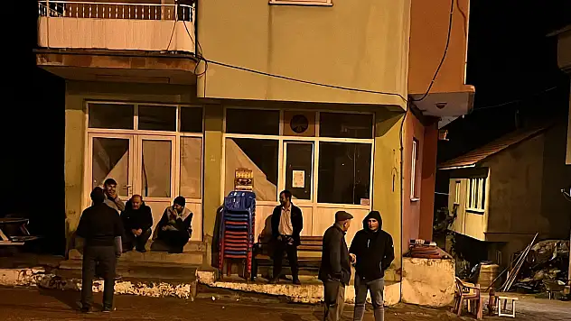 Köylülerin deprem korkusu, evlerine giremiyorlar