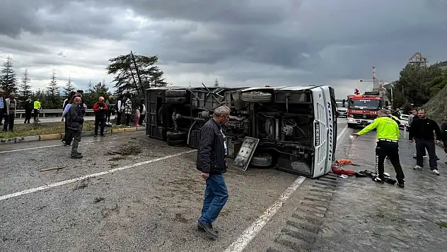 Yağış nedeniyle kayganlaşan yolda yolcu midibüsü devrildi: 16 yaralı