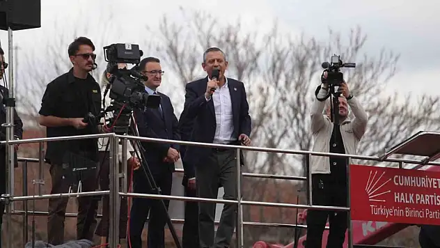 Özgür Özel Konya'da konuştu: 'Ekrem başkanı içeride tutmanın bedeli 2.2 trilyon'