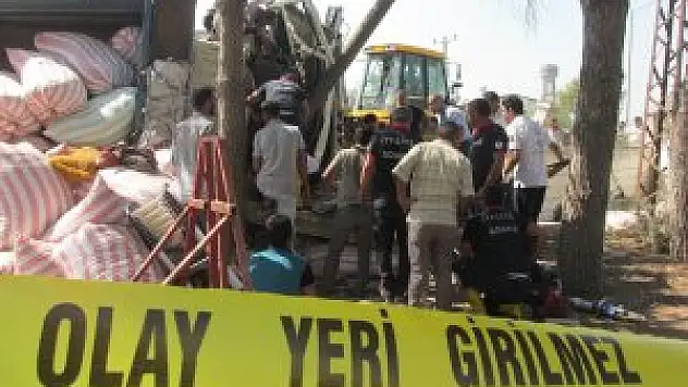 Adana'da fıstık yüklü kamyon devrildi: 5 yaralı