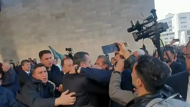 Özgür Özel'e yumruklu saldırı