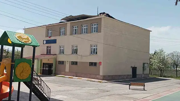 Fırtına okulun çatısını uçurdu