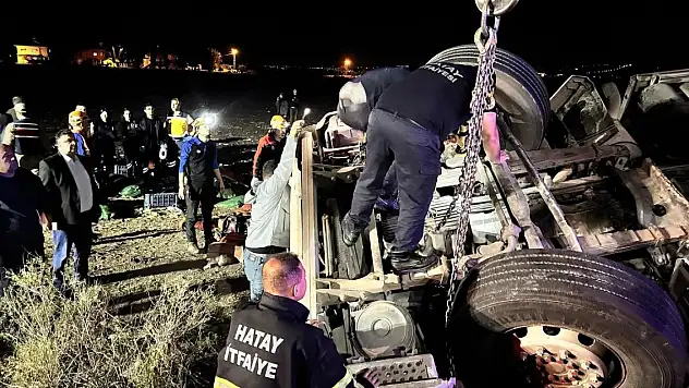 Tır ters döndü: 1 ölü, 1 yaralı