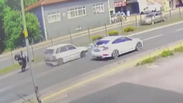 Motosiklet tellere çarpıp takla attı