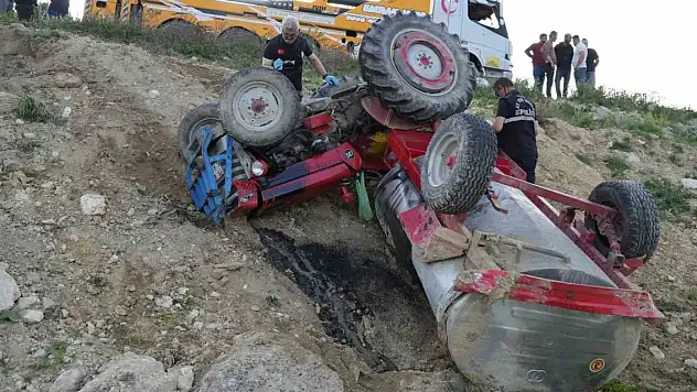 Traktör şarampole devrildi: 1 ölü