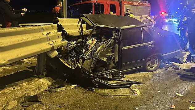 Otomobil bariyerlere saplandı, sürücü yaralandı
