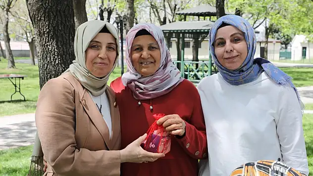 Karatay Belediyesi'nden kadın personellere sürpriz