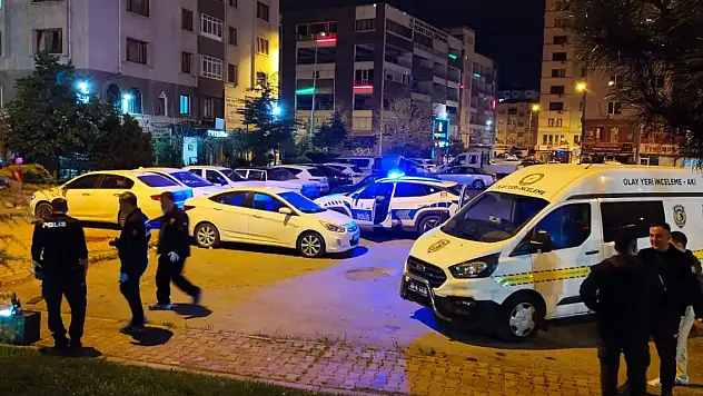 Borç-alacak kavgasında birbirlerini bıçakladılar