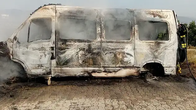 Park halindeki minibüs alevlere teslim oldu