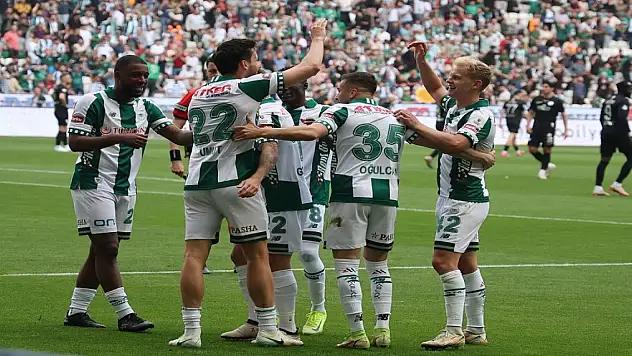 Konyasporlu futbolcular gönülleri ısıttı (Video)