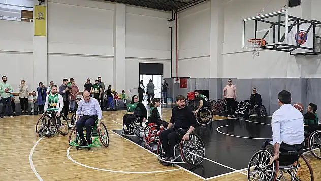 Başkan Altay tekerlekli sandalyede maç yaptı