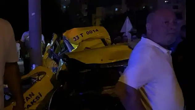 Kontrolden çıkan taksi elektrik direğine çarptı: 2 ölü