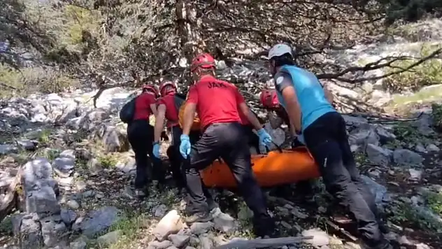 Kayalıklara düşen Alman paraşütçü, hayatını kaybetti