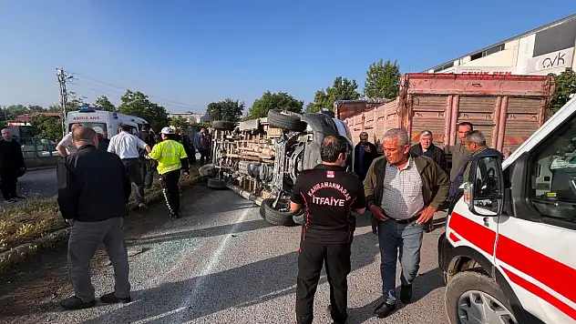 İşçi servis minibüsü ile otomobil çarpıştı 12 yaralı