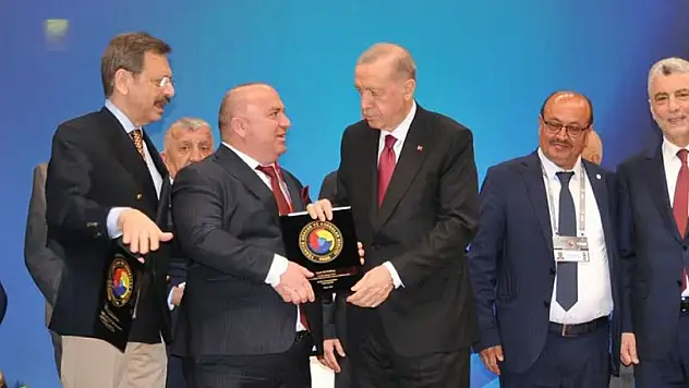 Başkan Ali Kaya ödülünü Cumhurbaşkanı'ndan aldı