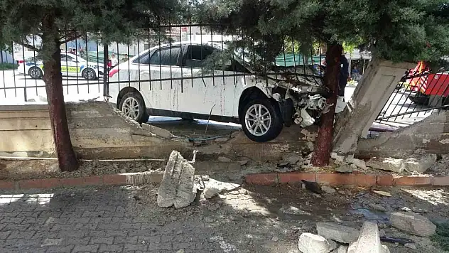 Önce otomobile sonra duvara çarpan araç alev aldı
