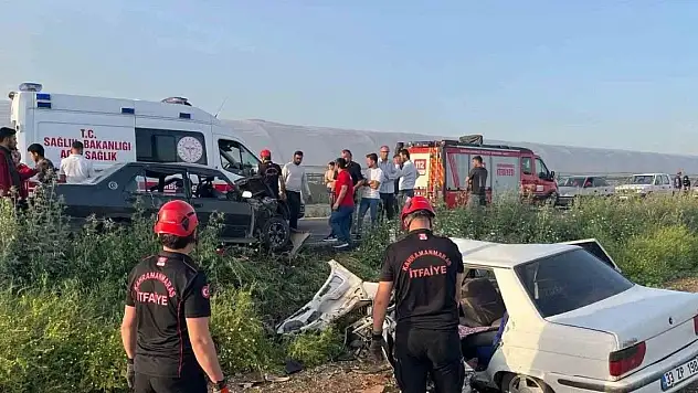 İki otomobil kafa kafaya çarpıştı: 6 yaralı