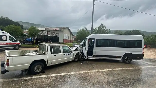 İki araç kafa kafaya çarpıştı: 1 ölü 2 yaralı