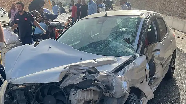 Otomobil ile traktör çarpıştı 3 yaralı