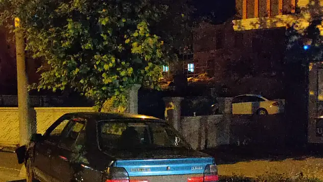 Ağaca çarpan otomobilin alkollü sürücüsü yaralandı