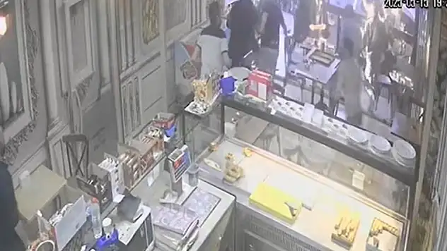 Deprem sandılar, sokağa döküldüler