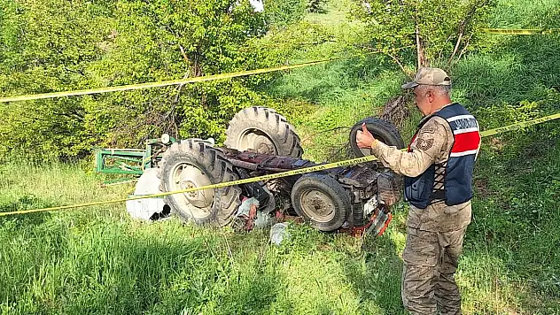 Erzincan'da devrilen traktörün altında kalan sürücü hayatını kaybetti