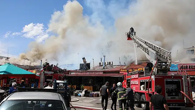 Yangından 20 dükkan zarar gördü