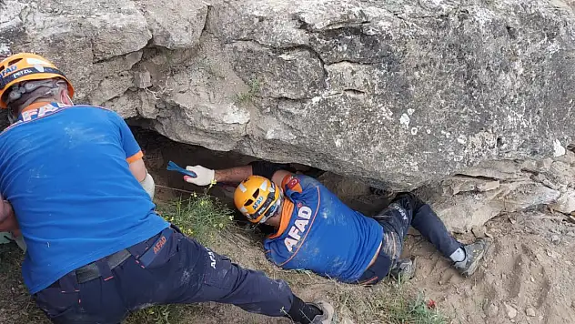 Kaçak kazı yaparken üzerine devrilen kayanın altında can verdi