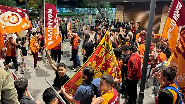Konya'da Galatasaray taraftarı erken şampiyonluğu coşkuyla kutladı
