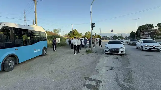 Otomobil ışıklarda duran halk otobüsüne çarptı: 6 yaralı