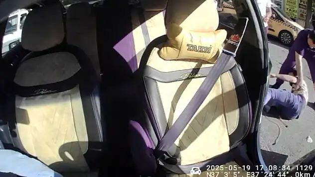 Taksicinin aracına binen yolcu tarafından bıçaklandı