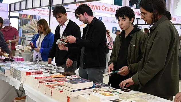 Konya'da kitapseverler merakla bekliyordu... 5. kez kapılarını açtı