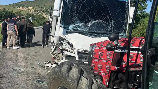 Öğrenci servisi kaza yaptı: 8 öğrenci yaralandı