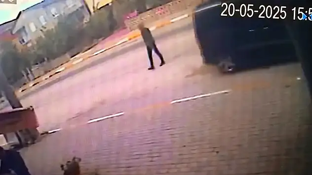 Hafif ticari aracın çaptığı yaya yaralandı kaza kamerada