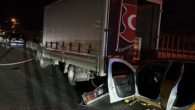 Taksi, önündeki kamyonete çarptı 1 ölü, 1 yaralı